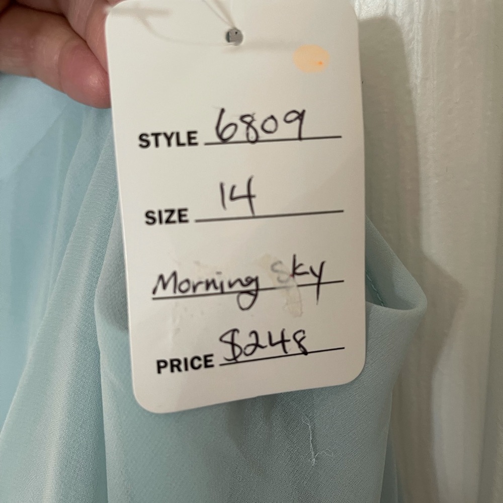 Beautiful brand new dress for wedding, prom, any other ocasión.